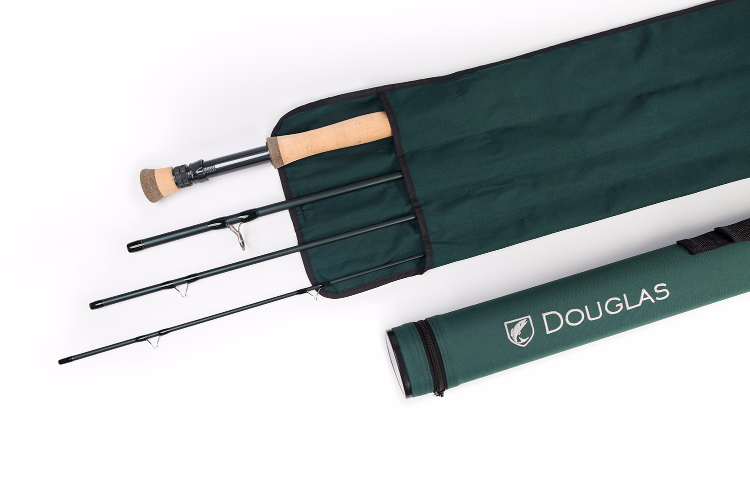 Los cuatro tramos de una caña Douglas DXF sobre fondo blanco, junto a su funda de tela verde y su tubo rígido verde con el logotipo Douglas